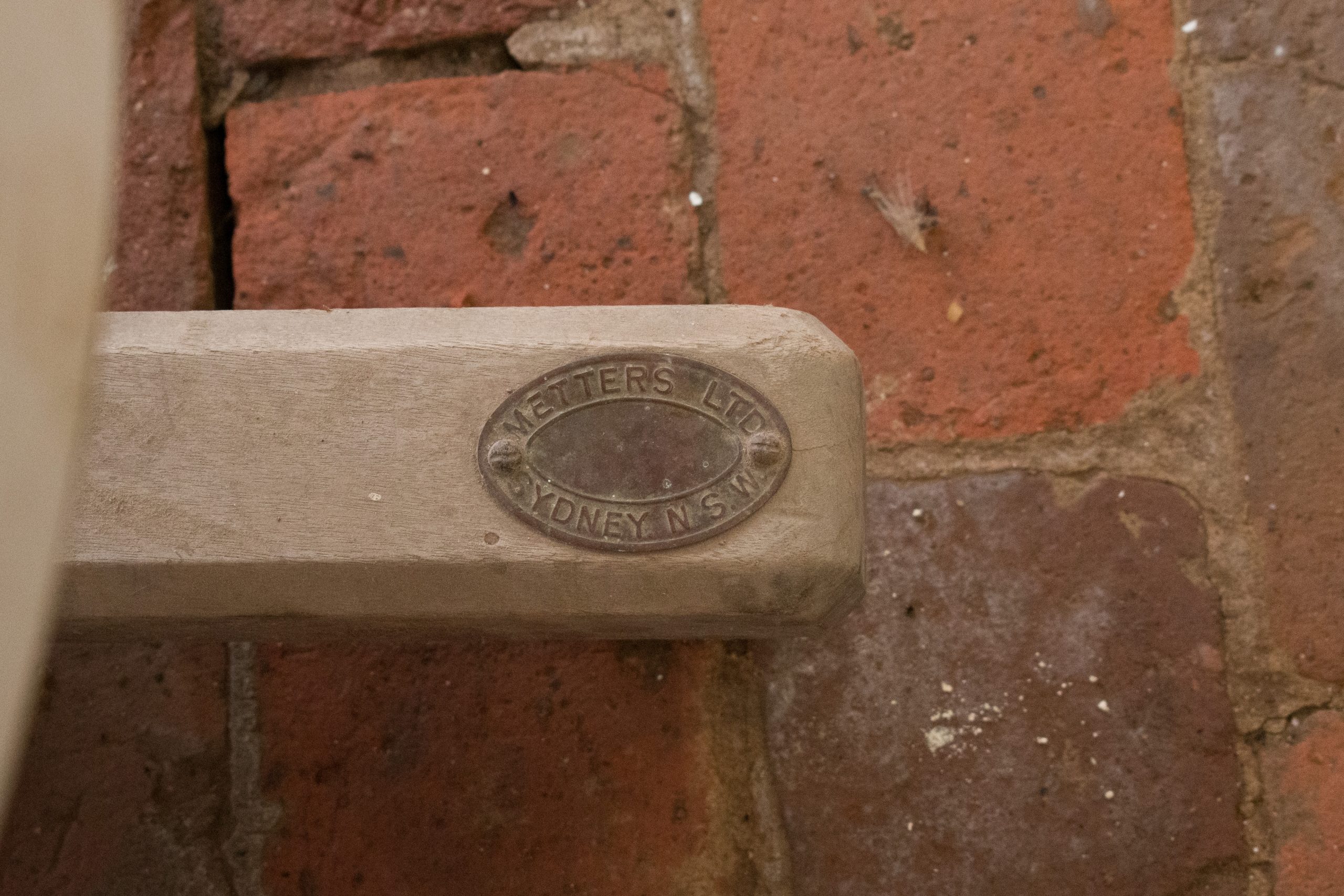 close up of maker's mark on stand, it reads'METTERS LTD SYDNEY NSW'