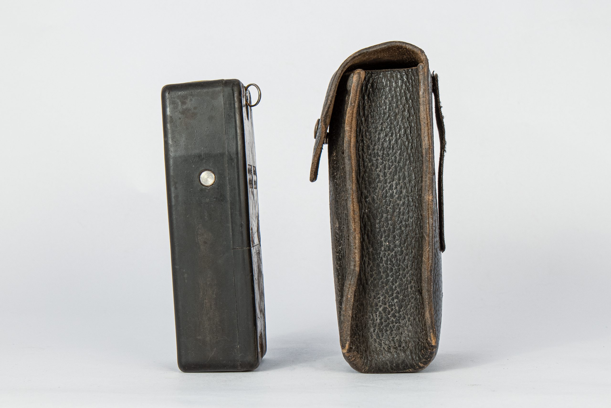 Side of device shaped like an old Nokia mobile phone. Beside it is a leather pouch to hold the device.